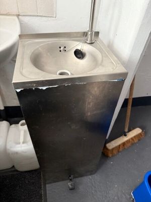 un lavabo et des toilettes dans une petite pièce
