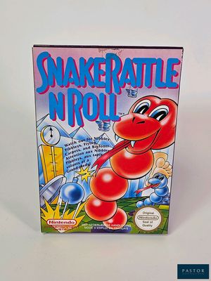 La boîte du jeu « Snakeratic Niol » est posée sur une surface blanche.