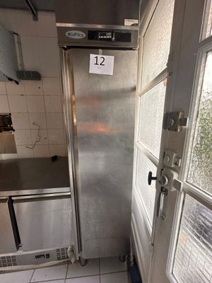 une petite cuisine équipée d'un réfrigérateur et d'un évier