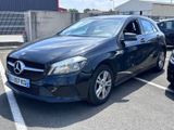 Une Mercedes Classe B garée sur un parking à côté d'autres voitures