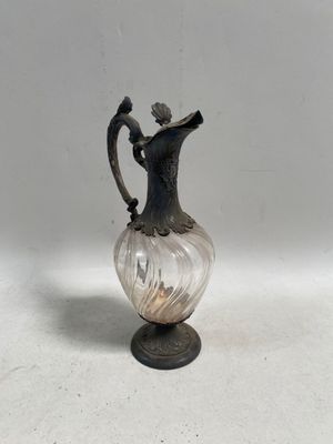 un vase en argent et en verre orné d'un oiseau