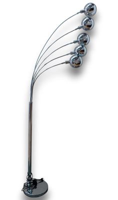 une photo d'un lampadaire orné de cinq boules chromées
