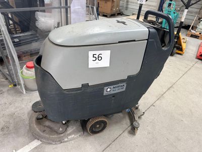 une machine posée sur le sol dans un entrepôt