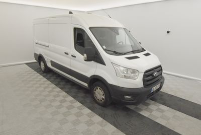 Fourgon utilitaire Ford Transit 2018 dans une salle blanche dotée d'un revêtement de sol à carreaux