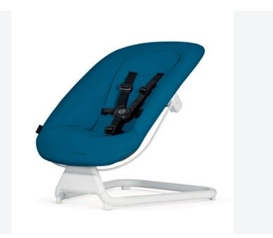 une chaise haute avec un siège bleu sur un piètement blanc