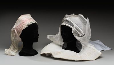 deux têtes de mannequin coiffées, exposées sur une surface grise