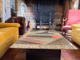 deux canapés et une table basse dans un salon