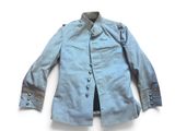 une image représentant une veste bleue sur fond blanc