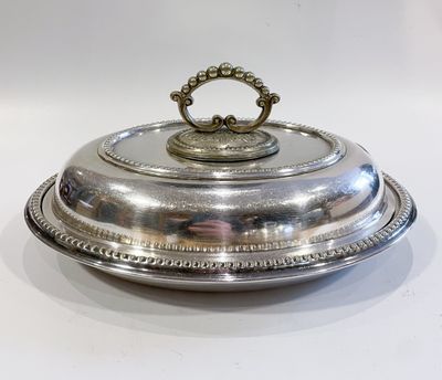 un plat ancien en argent, muni d'un couvercle bombé et d'une poignée décorative