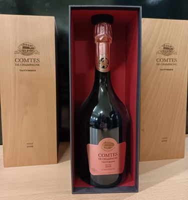 une bouteille de vin dans un coffret en bois sur une table