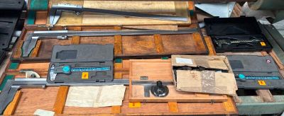 un grand nombre d'outils posés sur une table