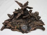 une statue représentant deux oiseaux perchés sur une branche d'arbre