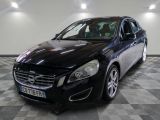 une photo d'une Volvo noire dans un showroom