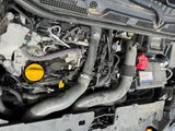 une photo d'un moteur de voiture avec le capot ouvert