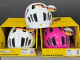 Des cartons contenant des casques sont empilés les uns sur les autres sur une table