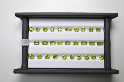Un lot de 20 cts environ de péridots facettés (poids et tail…