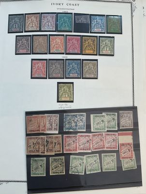 une photo d'une photo d'une collection de timbres exposée