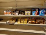 de nombreux types d'aliments différents dans les rayons du magasin