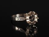 gros plan d'une bague en diamant sur une surface noire