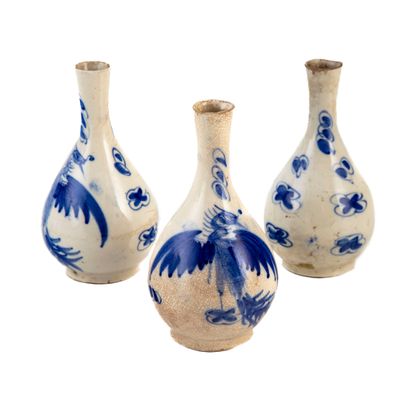trois vases bleus et blancs placés les uns à côté des autres