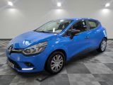 une voiture bleue garée dans un garage au sol en damier