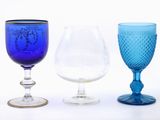 trois verres à vin posés l'un à côté de l'autre sur une table