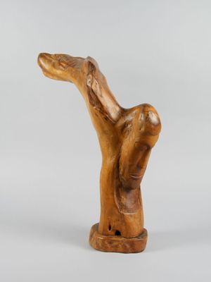 une sculpture en bois représentant une main tenant un oiseau