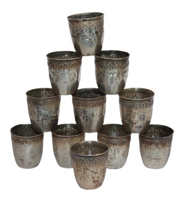 une pyramide de tasses disposées en forme de pyramide