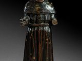 une image représentant la statue d'un homme portant un chapeau et une robe