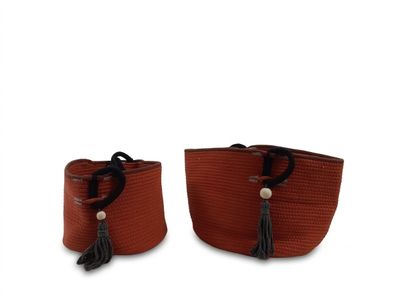 une paire de sacs tissés marron ornés de pompons