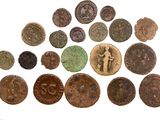 un ensemble de pièces de monnaie anciennes sur fond blanc