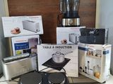 de nombreux appareils électroménagers posés sur une table