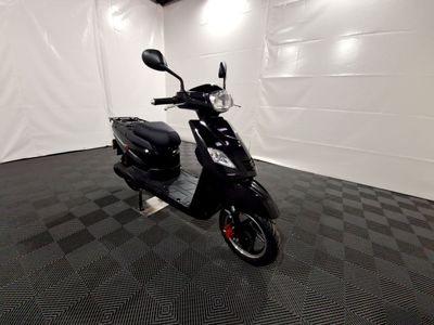une photo d'un scooter noir garé dans une pièce