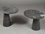 une paire de tables d'appoint en marbre noir sur fond gris