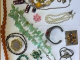 de nombreux colliers et bracelets différents disposés sur une table