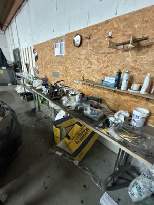 une photo d'un garage avec de nombreux outils posés sur la table