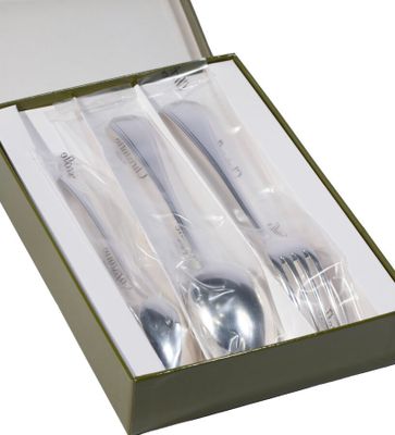 quatre fourchettes et cuillères dans une boîte sur fond blanc