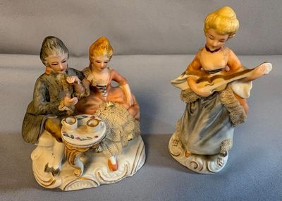deux figurines d'enfants assis sur une table
