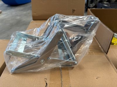 de nombreux meubles emballés dans du plastique