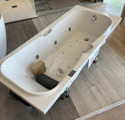 une baignoire posée au milieu d'une pièce