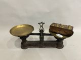 une paire de balances anciennes en laiton sur fond blanc