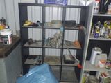 une petite pièce avec une étagère remplie d'objets
