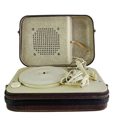 une valise contenant un tourne-disque