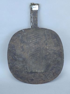 une image représentant un objet en bois entouré d'une chaîne