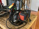une image représentant une table sur laquelle sont posés plusieurs outils