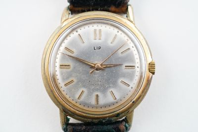 une montre-bracelet en or avec des chiffres romains sur le cadran