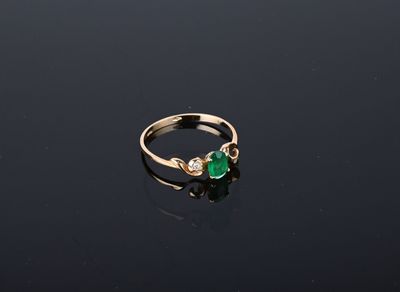 Bague or jaune 750/1000ème sertie d'une émeraude entourée de…