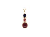 un pendentif en or orné de trois pierres de couleurs différentes sur fond blanc