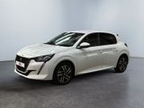 Une voiture blanche est garée dans une pièce aux murs blancs.