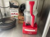 un mixeur rouge posé sur un plan de travail de cuisine